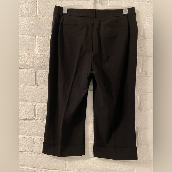 Briggs New York Black Capris, polyester blend, cuffs, mid rise, relaxed, sz 14 - Picture 2 of 5